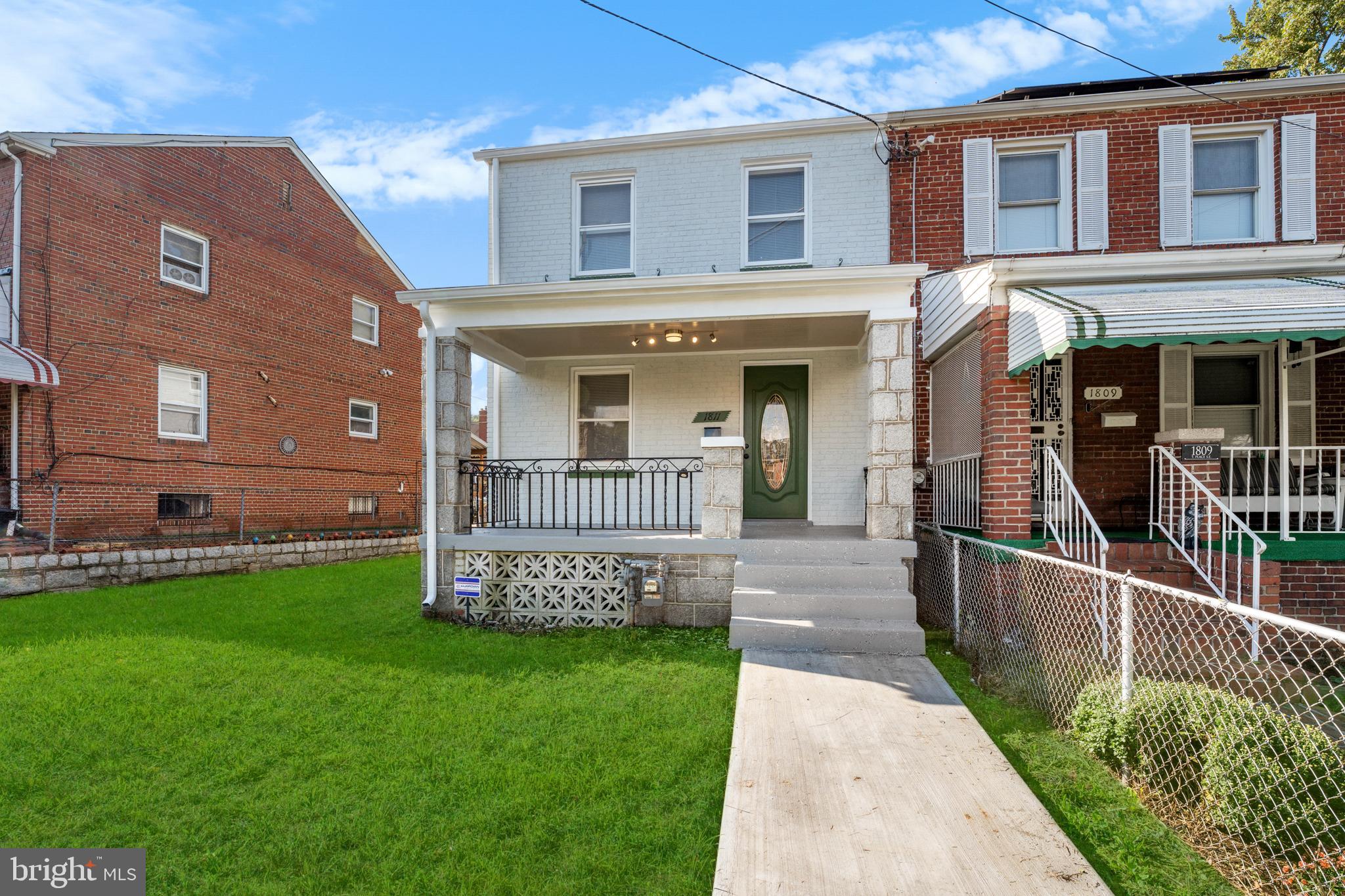 1811 T PLACE SE
