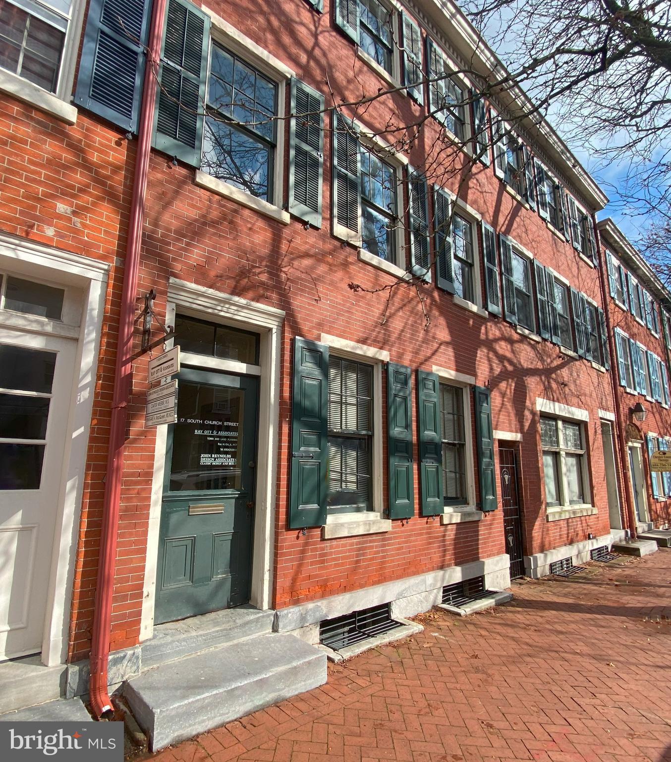 SHORT-TERM LEASES AVAILABLE
2 Contiguous Single Offices —
Can be Leased Separate or
Together
• Highly Desirable Church Street
Block
• Access to Outdoor Backyard
Courtyard
• Large Offices with Storage and
Natural Light
• Access to Shared Lobby,
Kitchenette, and Bathrooms
• All-Inclusive Rental Rates