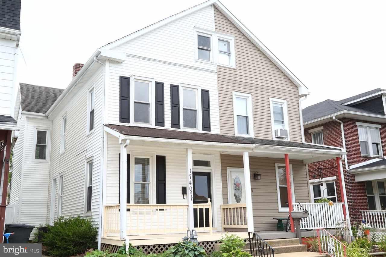 Nice Semi remodeled. New kitchen with granite, new paint and carpet. Off street parking.