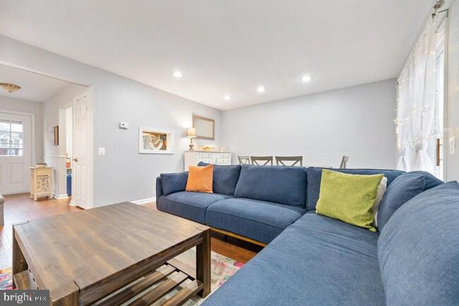 LONDON TOWNE - Residential Lease