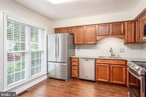 LONDON TOWNE - Residential Lease