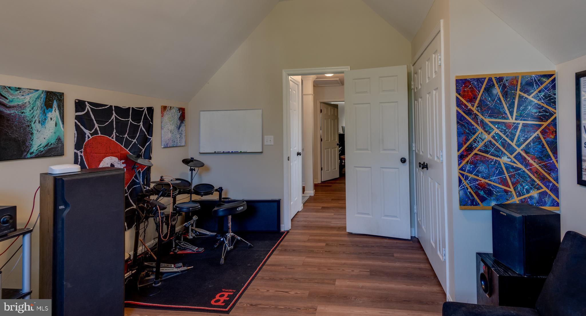 HUNTING QUARTERS - Residential