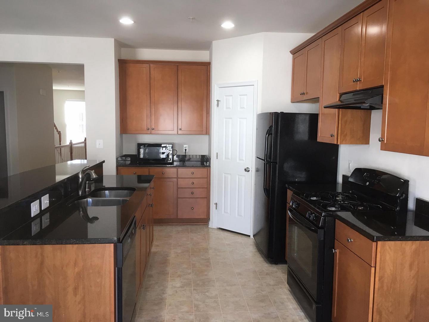 RESIDENCES AT DULLES PRK - Residential Lease