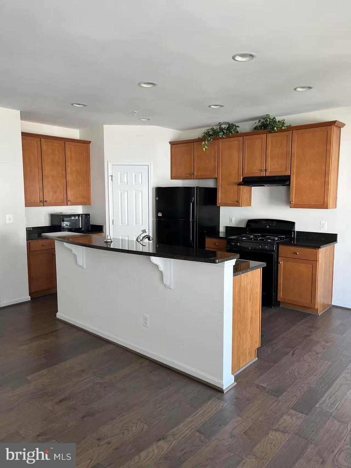 RESIDENCES AT DULLES PRK - Residential Lease