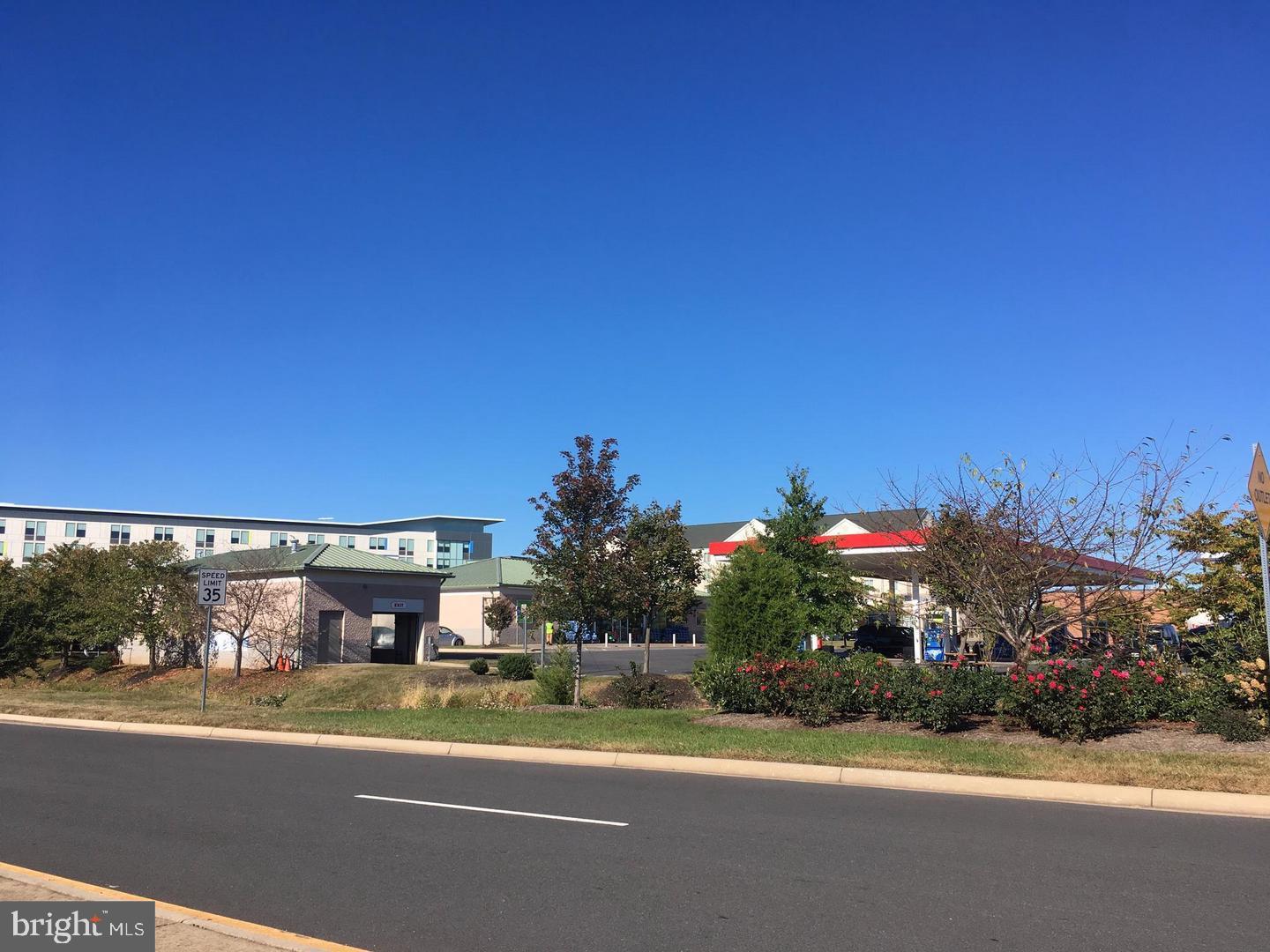 RESIDENCES AT DULLES PRK - Residential Lease