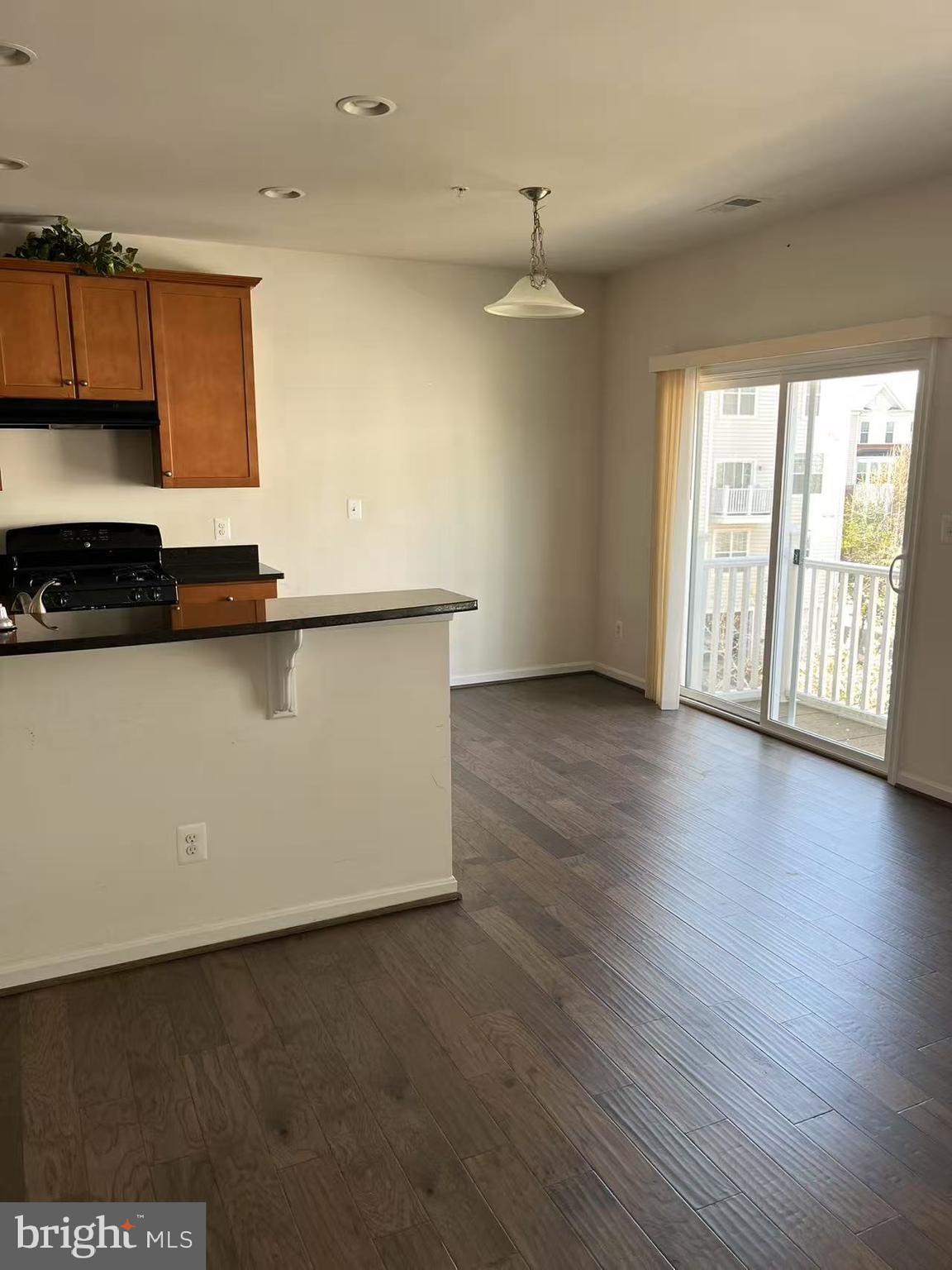 RESIDENCES AT DULLES PRK - Residential Lease