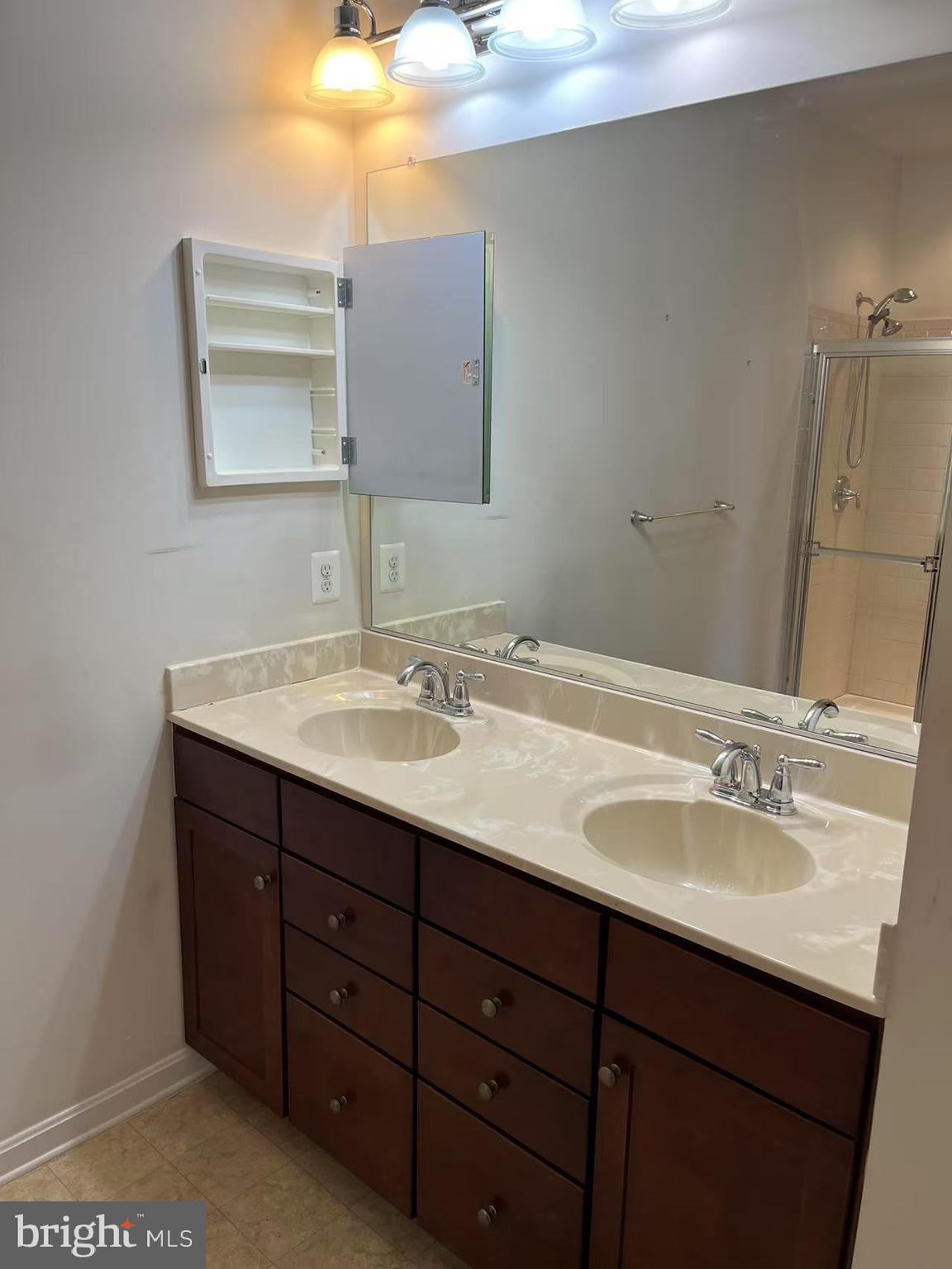 RESIDENCES AT DULLES PRK - Residential Lease