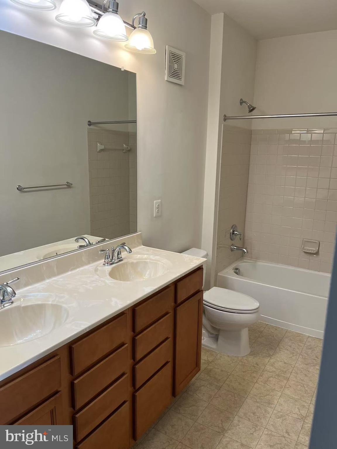 RESIDENCES AT DULLES PRK - Residential Lease