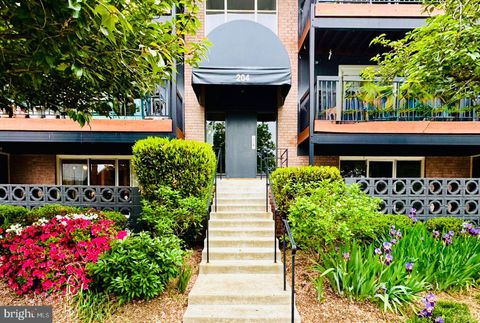 Photo of 204 Park Terrace Court SE #25, VIENNA, VA 22180 (MLS # VAFX2306624)