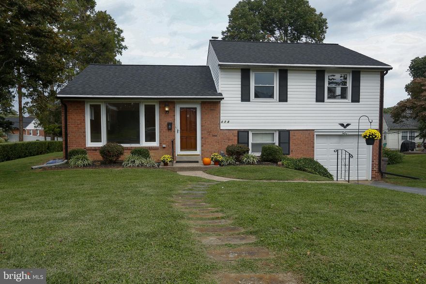 Location, Location.  You'll love this bright updated Split level home in a wonderful convenient Springfield neighborhood!  Enter into a large Living Room with lovely  hardwood flooring  then into the open Dining Room with the renovated island Kitchen with granite counter tops & stainless steel appliances.  Off the Dining Room is a private screened in porch overlooking a spacious rear yard.  The finished lower level has an entrance to the 1 car attached garage along with laundry area plus powder room.  The 2nd level has 3 bedrooms with carpeting and a hall bath.  Walk up to attic storage.   This home has been lovingly updated,  many recent improvements  include roof,  kitchen, updated bath,  painting, carpet.  Nothing for you to do but move in and Enjoy both the updated inside and wonderful level yard!!!
Seller will provide a 1 year Home Warranty.