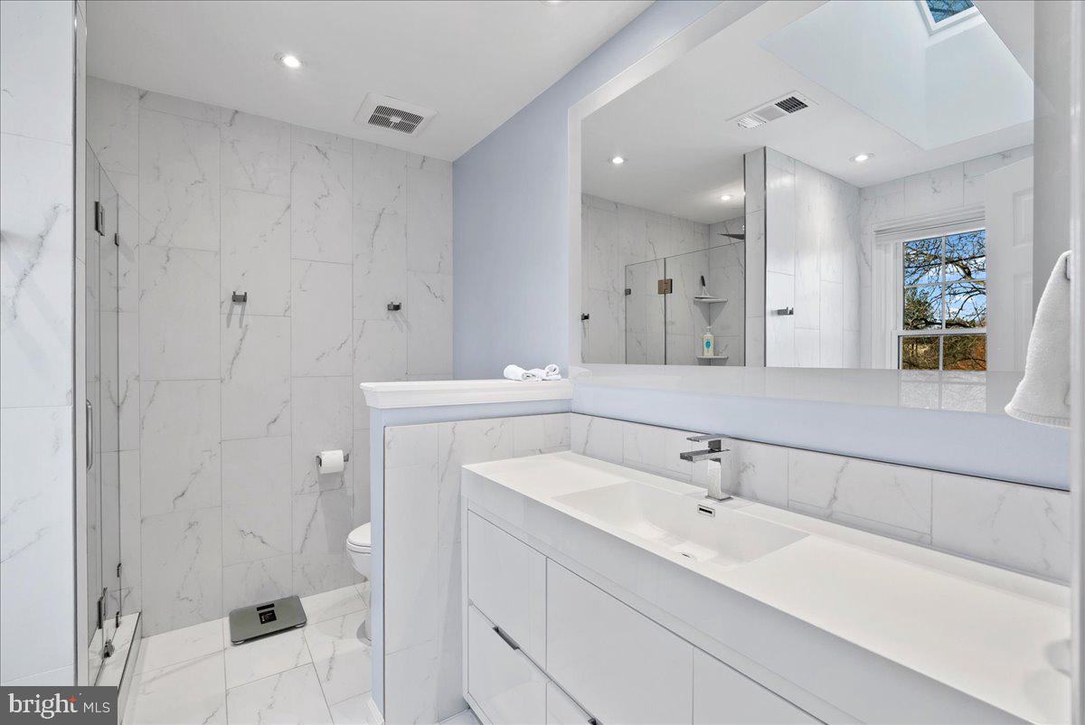 MCLEAN PROVINCE - Residential Lease