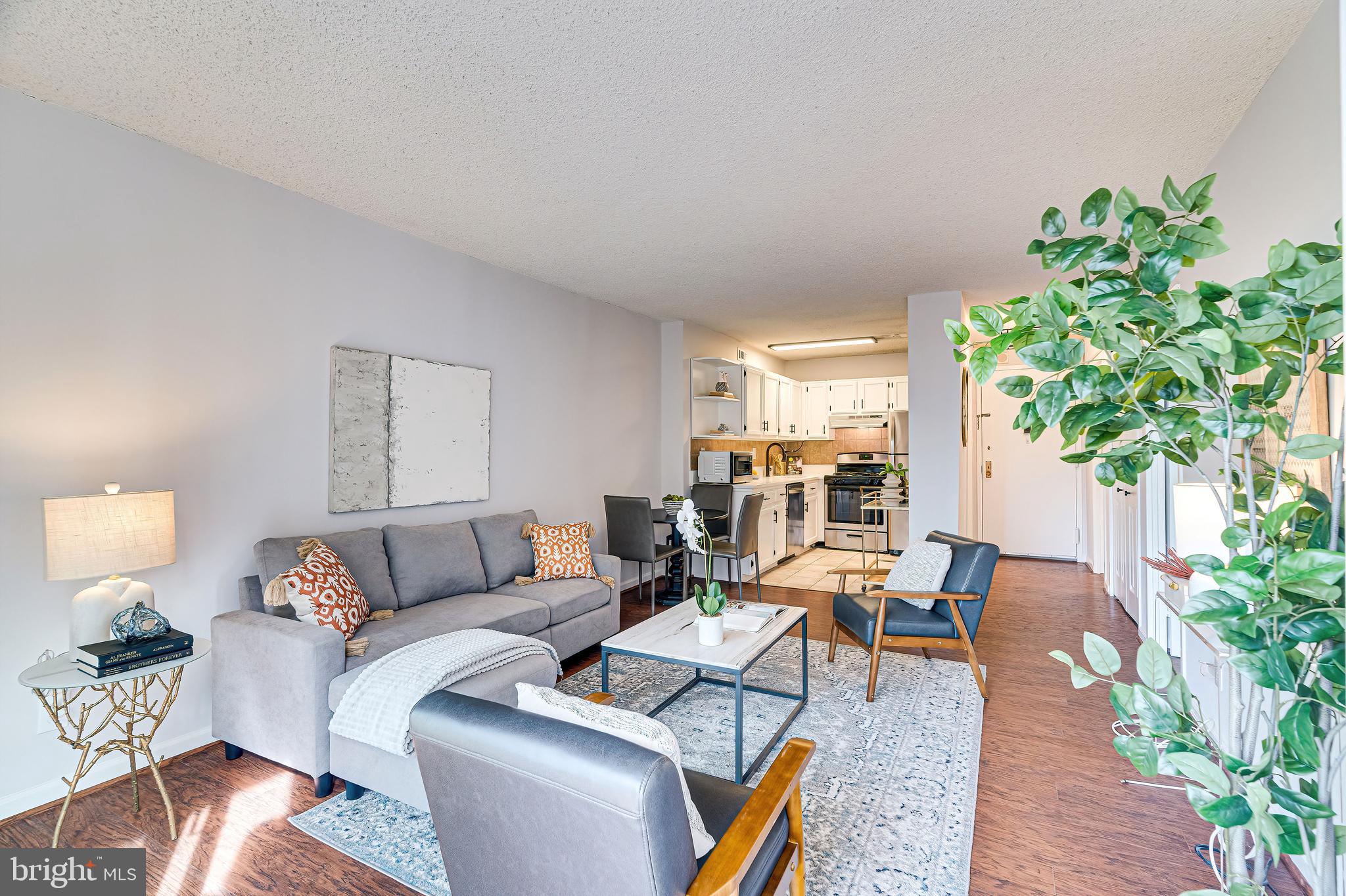 PROMENADE TOWERS - Residential