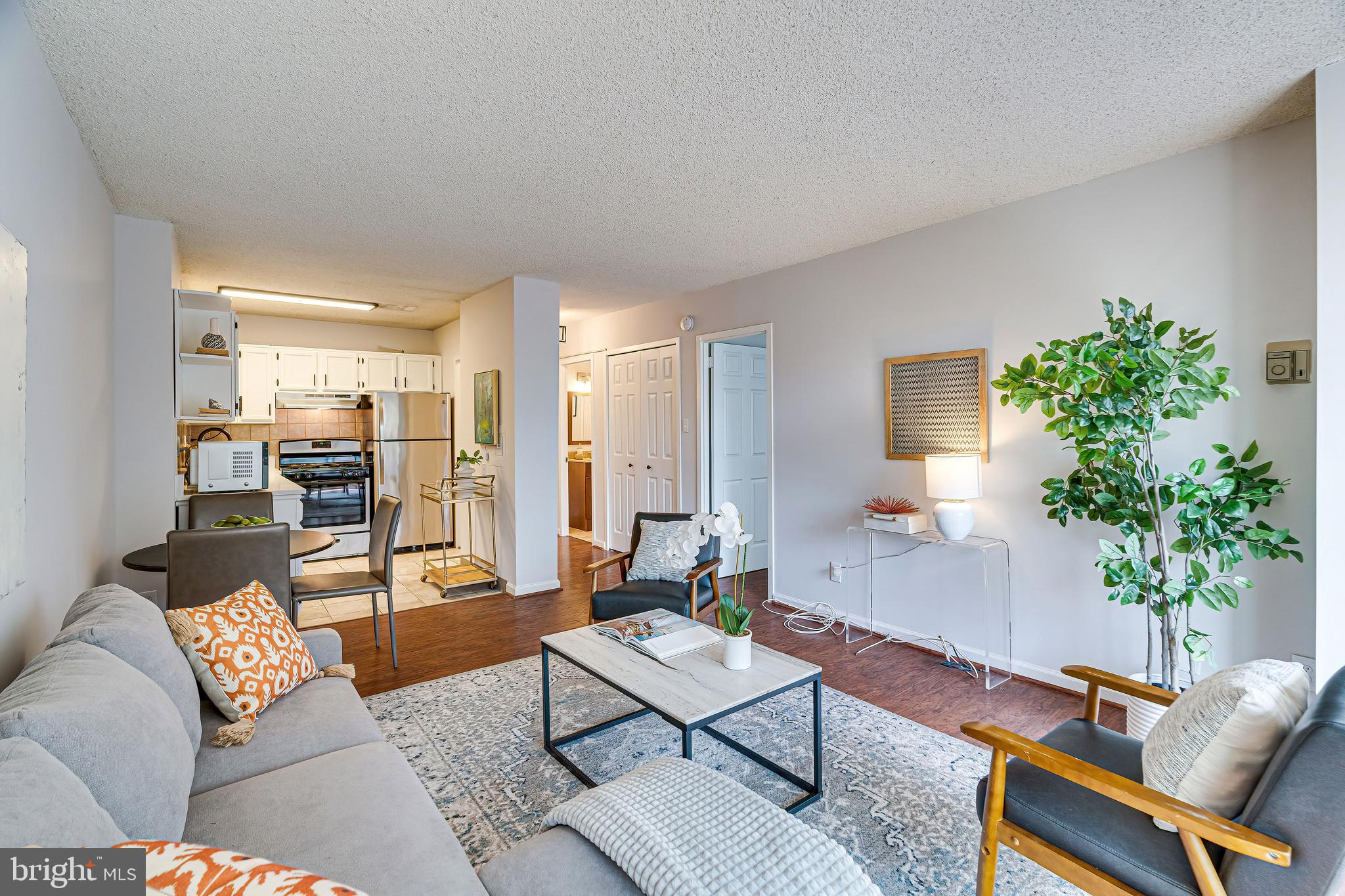 PROMENADE TOWERS - Residential