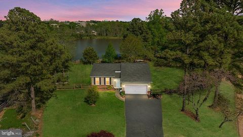 Photo of 7821 Ontario Road, GAINESVILLE, VA 20155 (MLS # VAPW2117688)