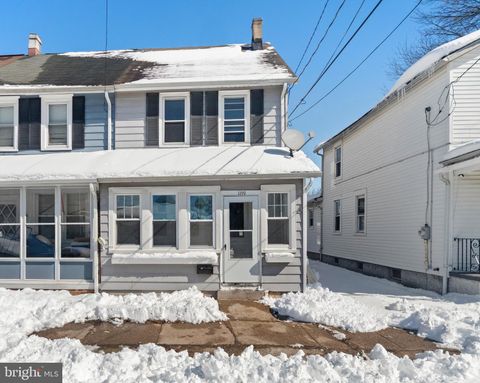 Townhouse For Sale - 109 Thompson Street<br/> BURLINGTON, NJ 08016