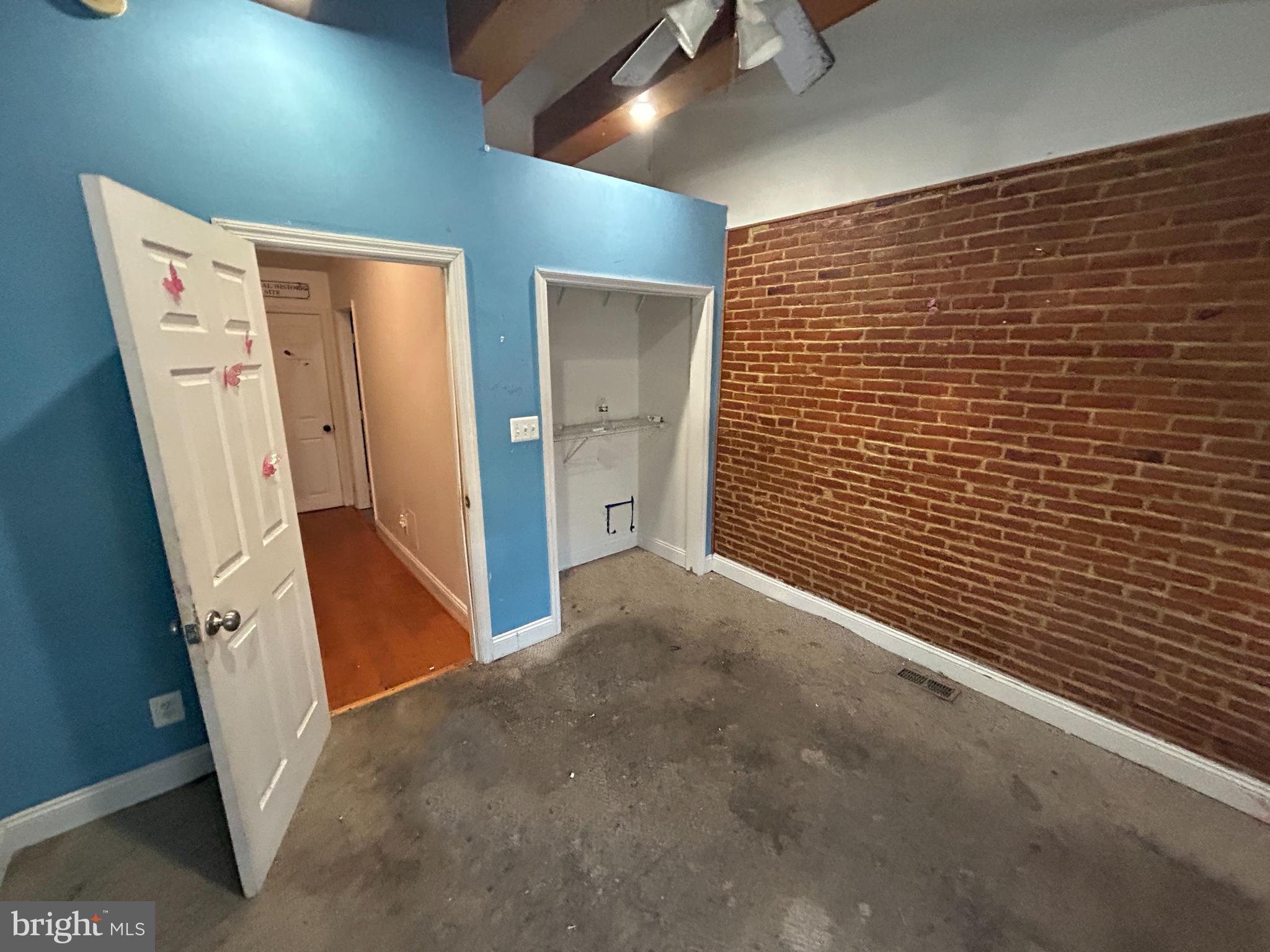 HOLLINS MARKET - Residential