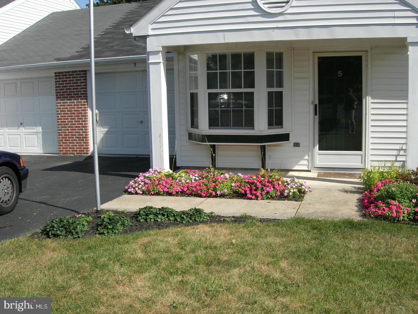 5 FIELDCREST DRIVE