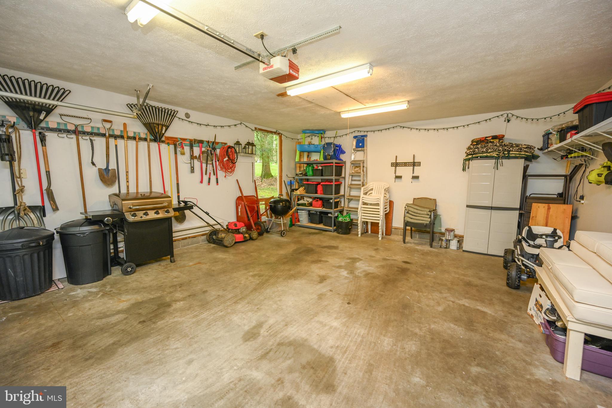 WOODLANDS HILL - Residential