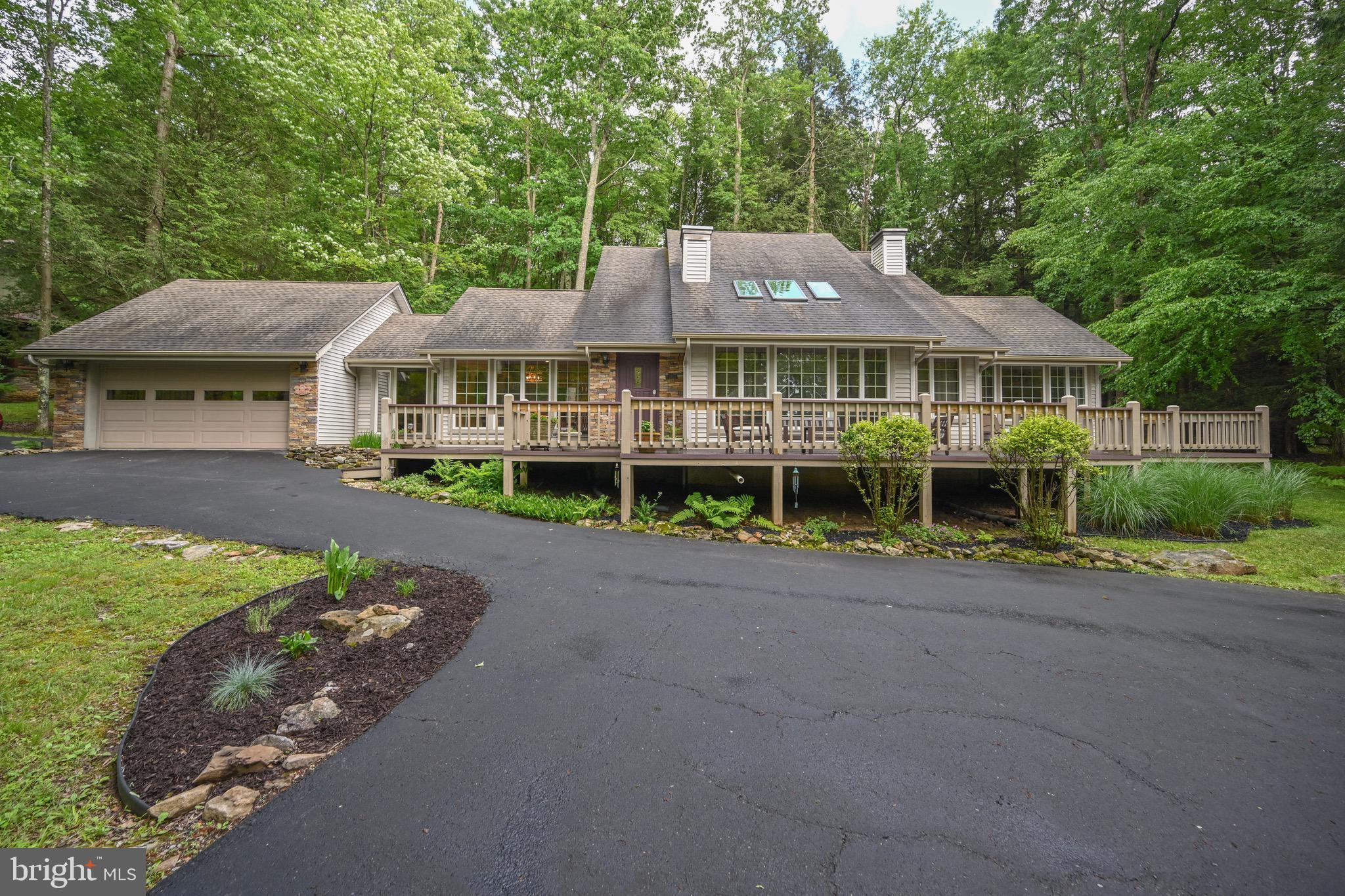 WOODLANDS HILL - Residential