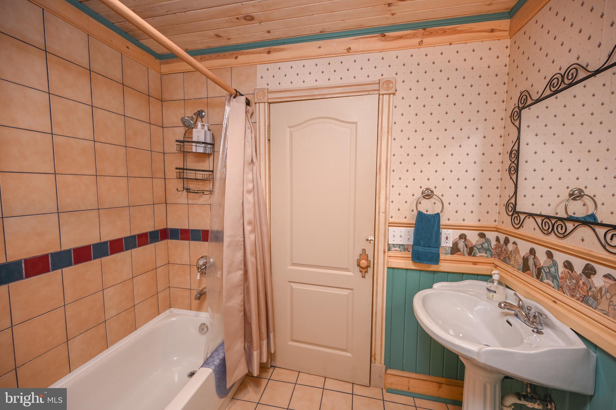 WOODLANDS HILL - Residential