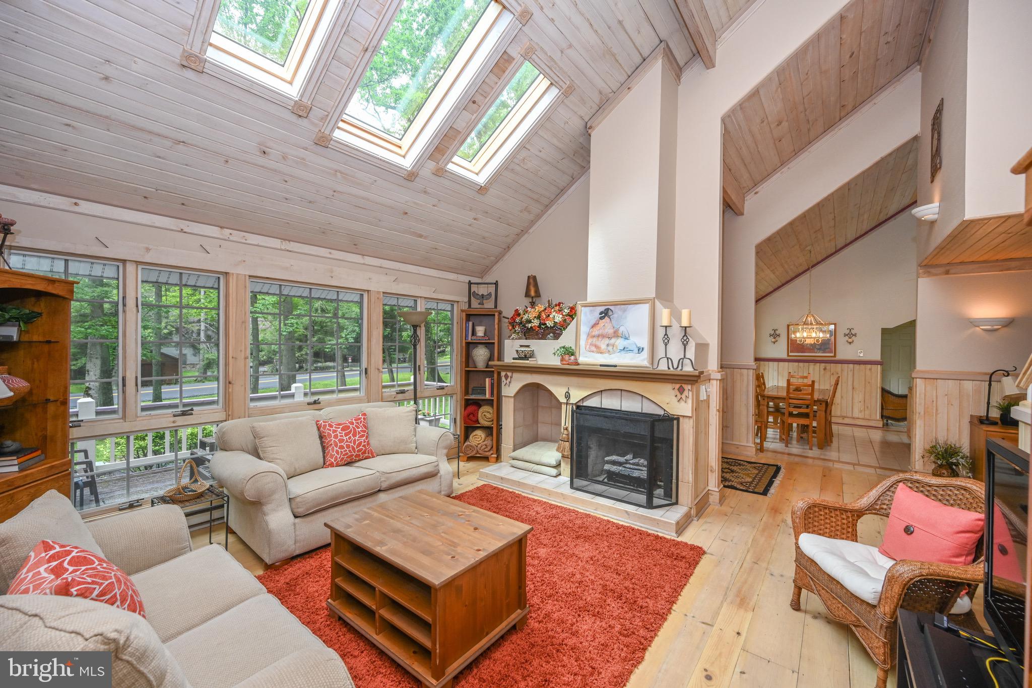 WOODLANDS HILL - Residential