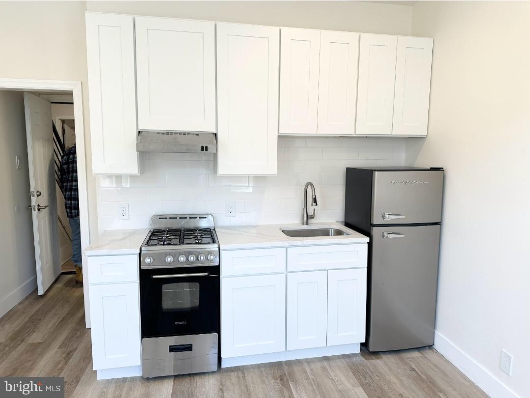 Fully Renovated, Fully Furnished Studio in Prime Pennsport Philly Location!
Move right in to this modern, fully renovated furnished studio apartment on a great block in Pennsport, Philadelphia! Featuring luxury vinyl plank flooring, a new kitchen with white shaker cabinets, quartz countertops, and stainless steel appliances. The open layout includes smart, multi-functional furniture — a convertible couch/bed with storage, a lift-top coffee table that doubles as a desk or dining space, and a stylish bistro set.
Enjoy the convenience of city living with easy access to I-95, I-76, I-295, and both the Walt Whitman and Ben Franklin Bridges. Close to public transit and steps from local favorites like Herman’s Coffee and Federal Donuts. Located on Philly’s iconic 2 Street, this charming studio is ideal for commuters, creatives, and remote workers alike.
Don’t miss this turnkey, move-in ready rental in one of South Philly’s most exciting neighborhoods!
$55 Flat fee covers ALL utilities.
Option to rent this unit FULLY FURNISHED for an additional $150/mo
**Owner is RE licensed and a member of the real estate team