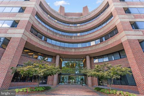 Photo of 3050 Chain Bridge Road, FAIRFAX, VA 22030 (MLS # VAFX2272720)