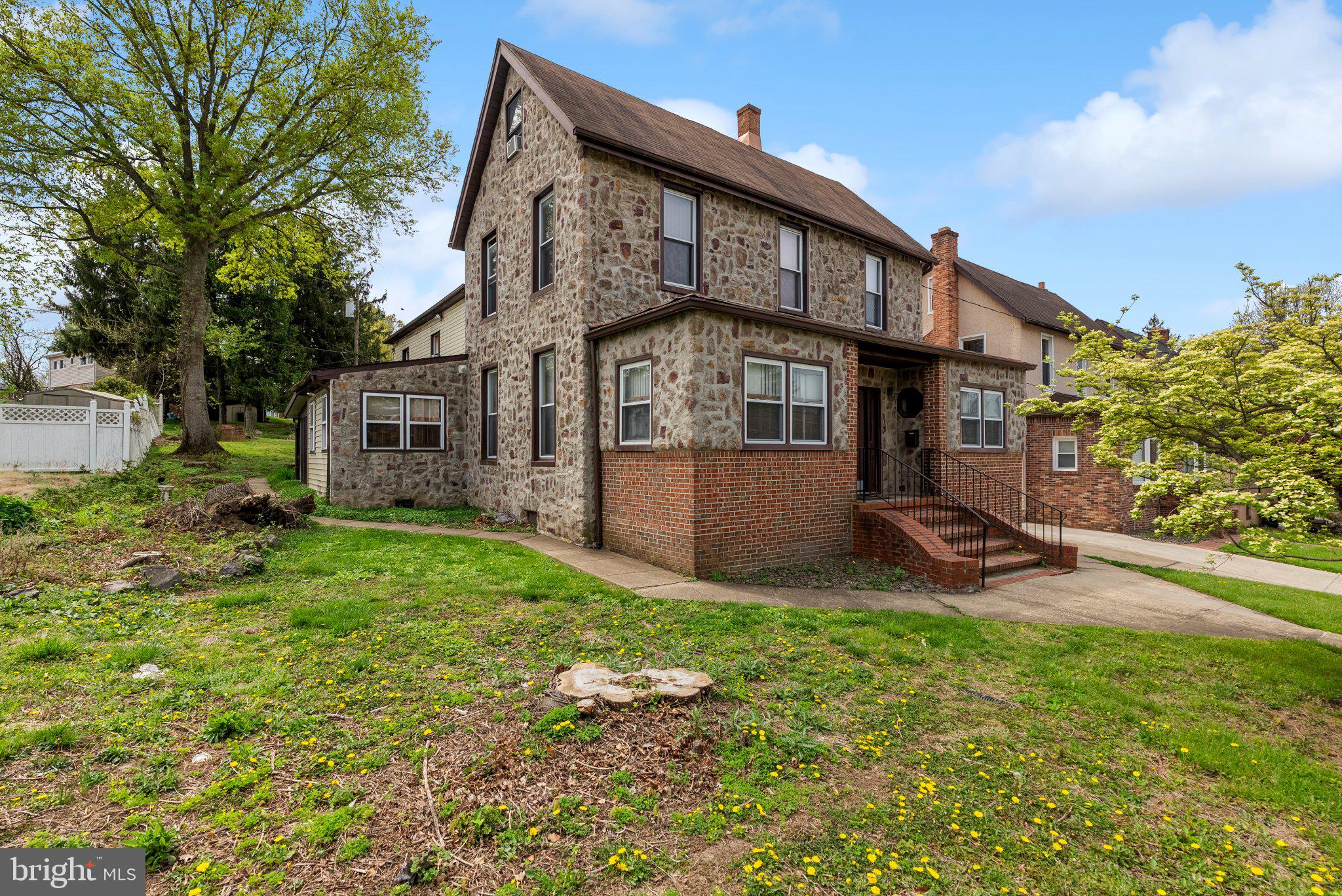 Main image without alt text