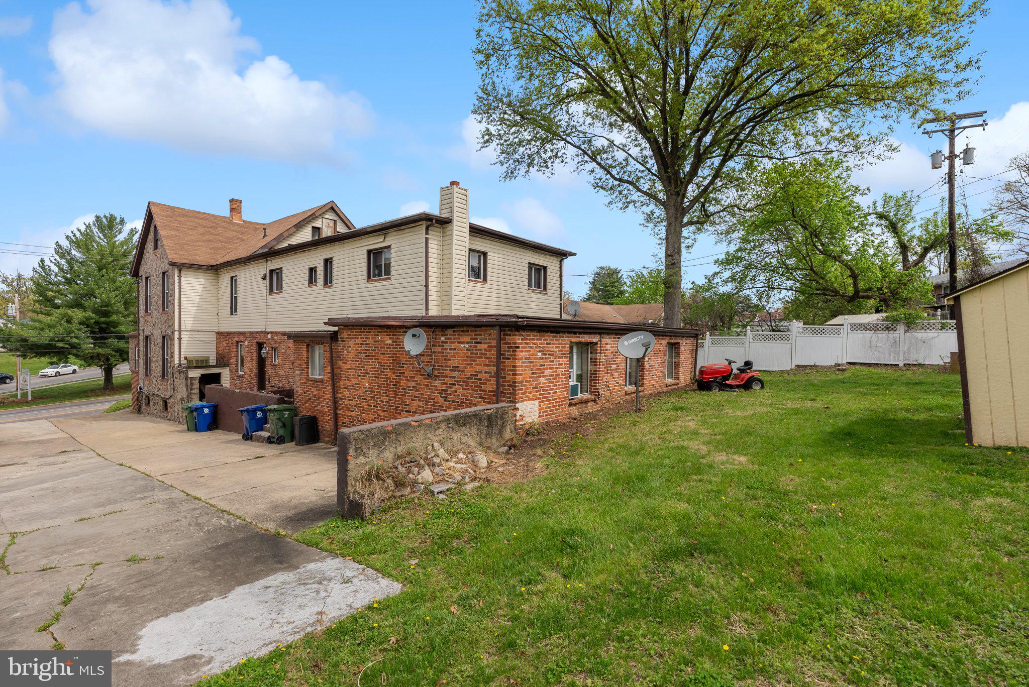 Main image without alt text