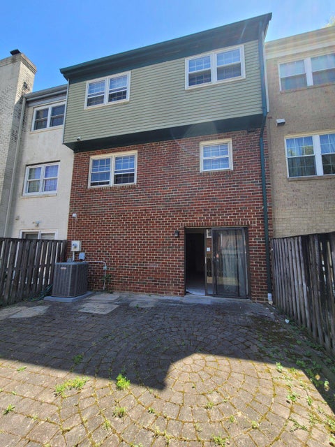 Townhouse For Sale - 4552 King Edward Court<br/> ANNANDALE, VA 22003