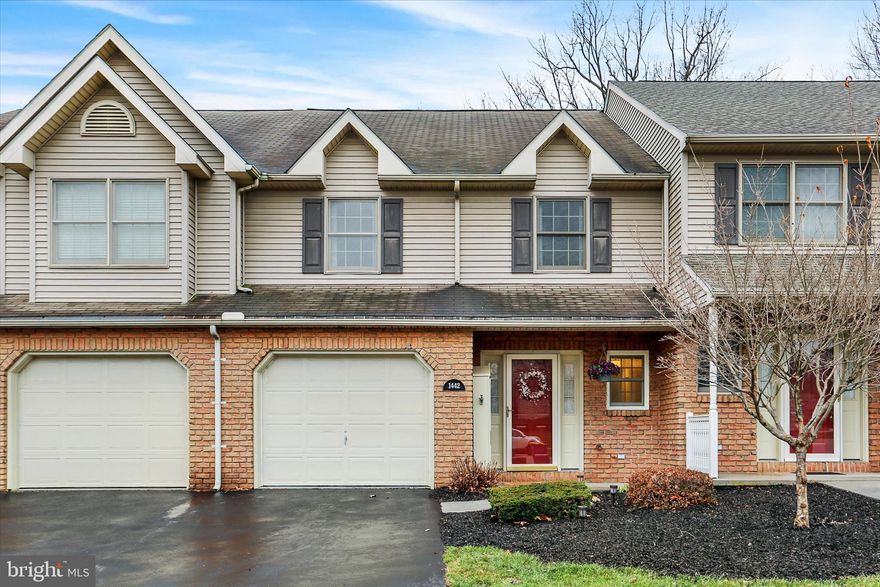 Welcome to this fabulous townhome in the beautiful Village of Beacon Hill. This spacious 3-bedroom, 2.5-bath home offers a
bright, open dining area that flows seamlessly into the living room—perfect for everyday living and entertaining. The kitchen is
generously sized with abundant cabinetry and counter space. Step outside and relax on the back deck, complete with a retractable
awning. Upstairs, you’ll find a wonderful owner’s suite featuring a large walk-in closet and a comfortable full bath. Two additional
bedrooms are nicely sized and versatile. Plus, enjoy the added benefit of solar-powered electricity to help reduce your monthly
utility bills.