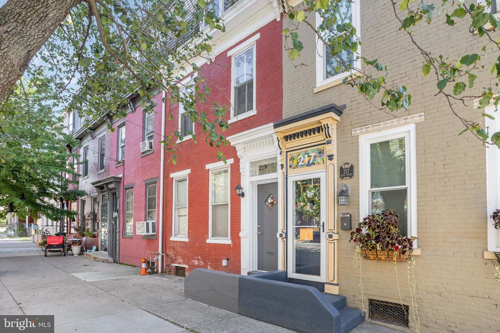 Photo of 219 Reily Street, HARRISBURG, PA 17102 (MLS # PADA2050468)