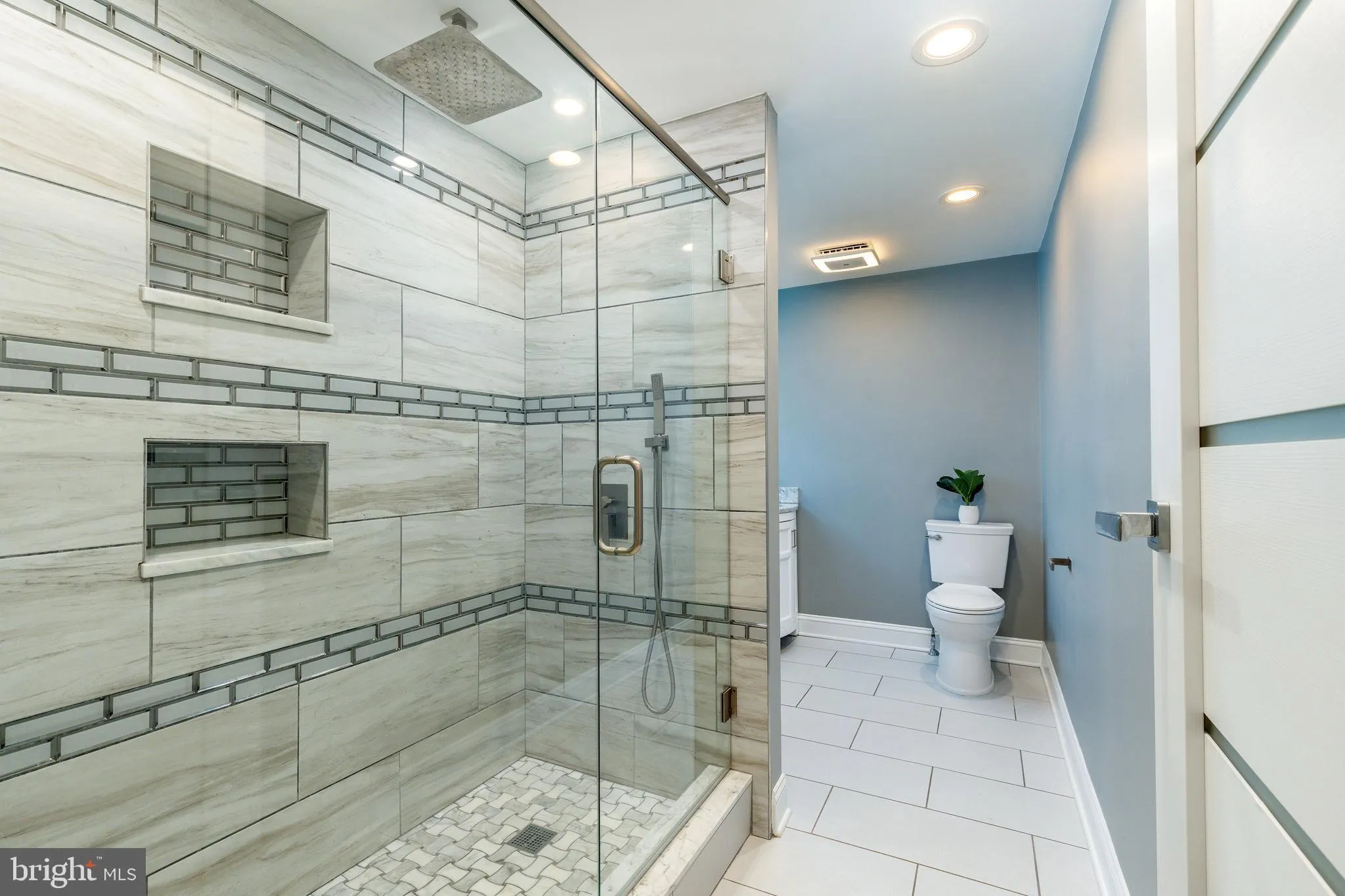 Philadelphia, Pennsylvania 19106, United States, 2 Bedrooms Bedrooms, ,3 BathroomsBathrooms,Residential,Pending,212247