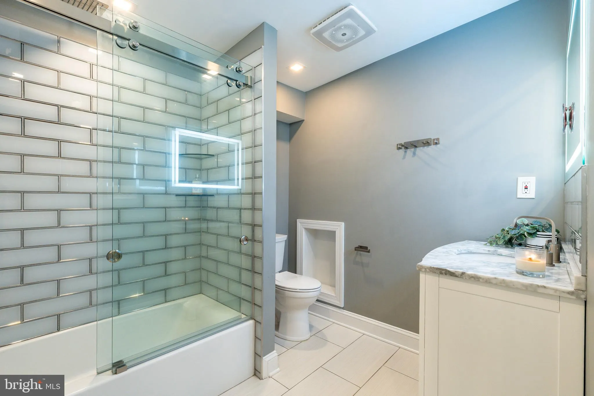 Philadelphia, Pennsylvania 19106, United States, 2 Bedrooms Bedrooms, ,3 BathroomsBathrooms,Residential,Pending,212247