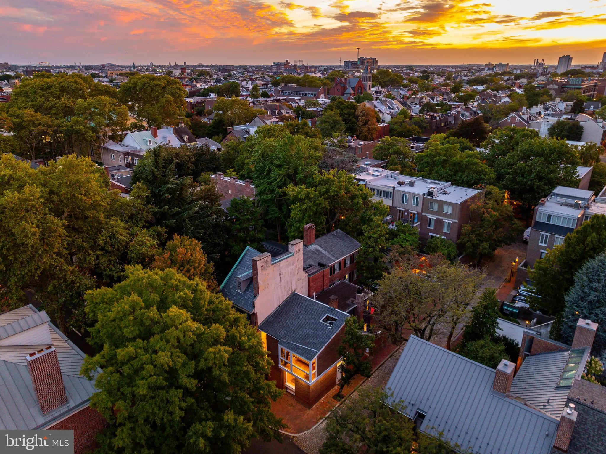 Philadelphia, Pennsylvania 19106, United States, 2 Bedrooms Bedrooms, ,3 BathroomsBathrooms,Residential,Pending,212247