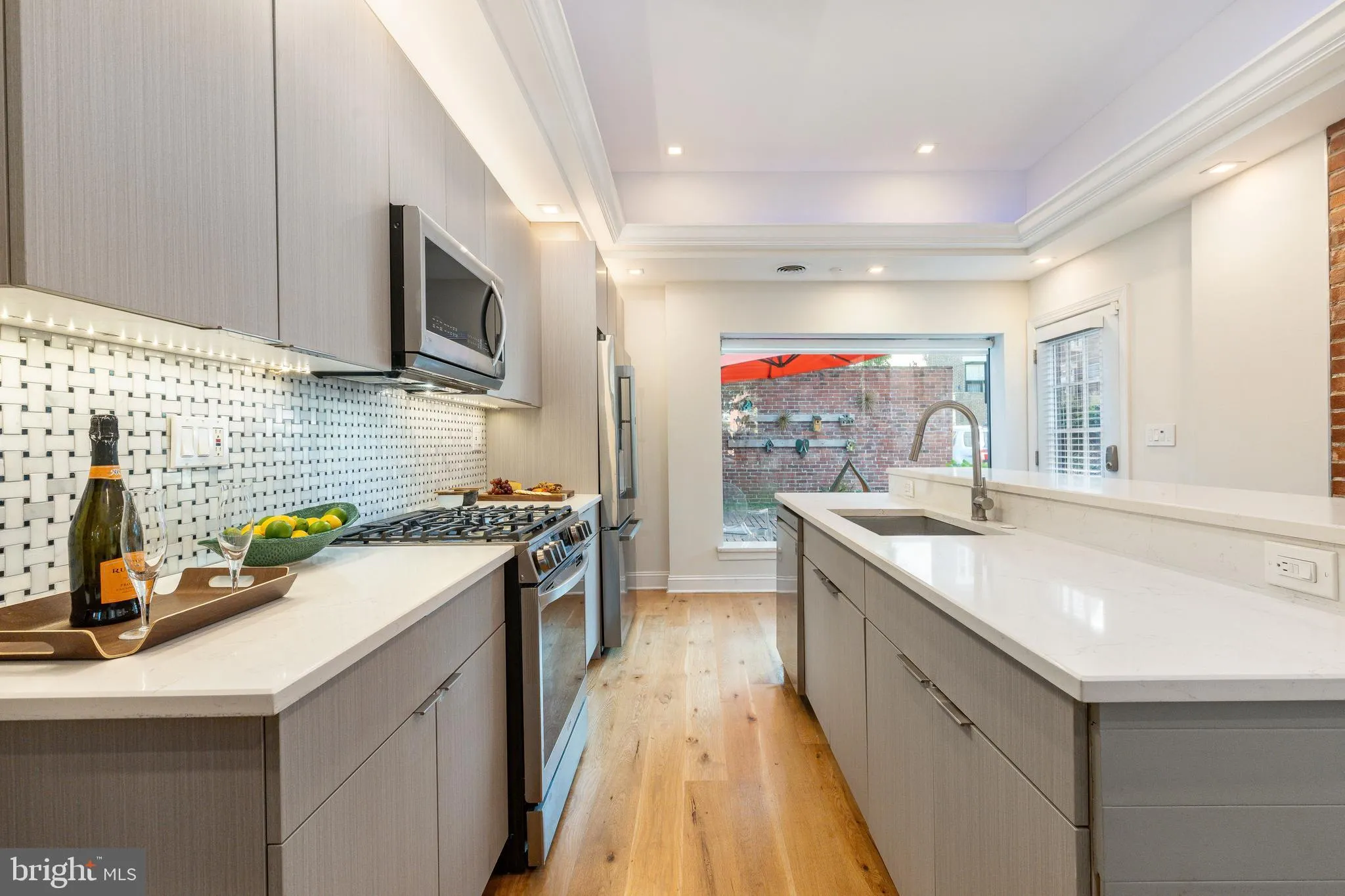 Philadelphia, Pennsylvania 19106, United States, 2 Bedrooms Bedrooms, ,3 BathroomsBathrooms,Residential,Pending,212247