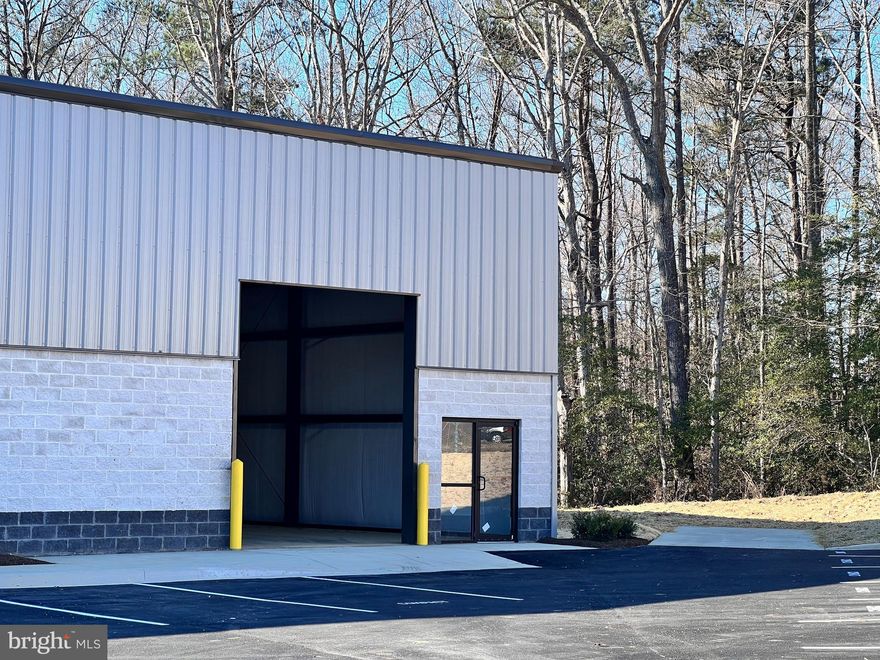 3500 square feet of brand new Industrial flex space available. Close to Pax River. 18 foot ceilings and 14 ft drive in rollup door.