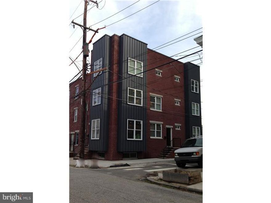 **MOVE IN SPECIAL** Tenants have the option of signing a 13 month lease with the first month free OR Tenants can sign a 1 year lease with a $650 credit applied to the move in deposit!!!! Hurry fast, this offer won't last long!!!! This is a 2nd floor bi-level. The 2nd-3rd floor has 3 bedroom, 3 full bath. So in essence this has 3 bedroom suites with private baths. Unit 2 has 2 balconies and a roof deck. This duplex has bamboo floors throughout, recessed lighting throughout, 42 inch kitchen cabinets, appliances, gas cooking, separate entrances, and plenty of closet space. There is central air and gas heat.  Located in walking distance to the Memphis Taproom. Easy street parking.