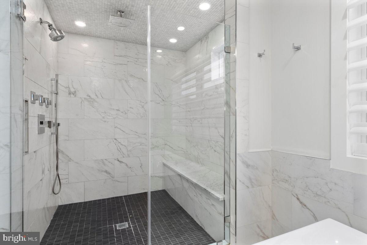 LOGAN SQUARE - Residential