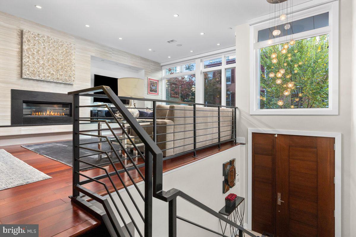 LOGAN SQUARE - Residential