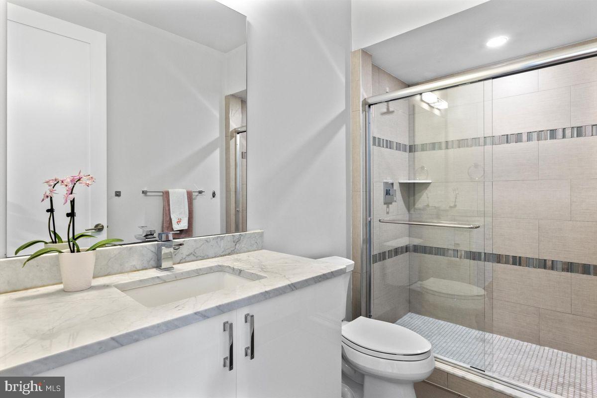 LOGAN SQUARE - Residential