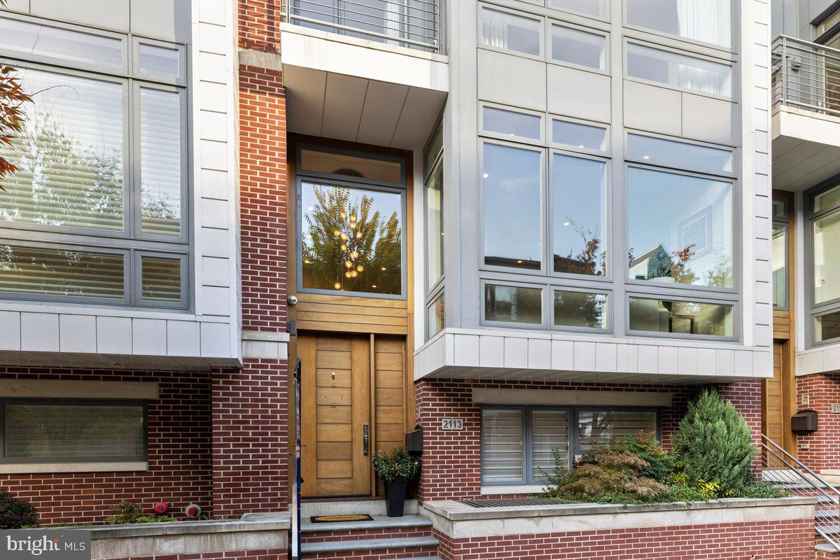 LOGAN SQUARE - Residential