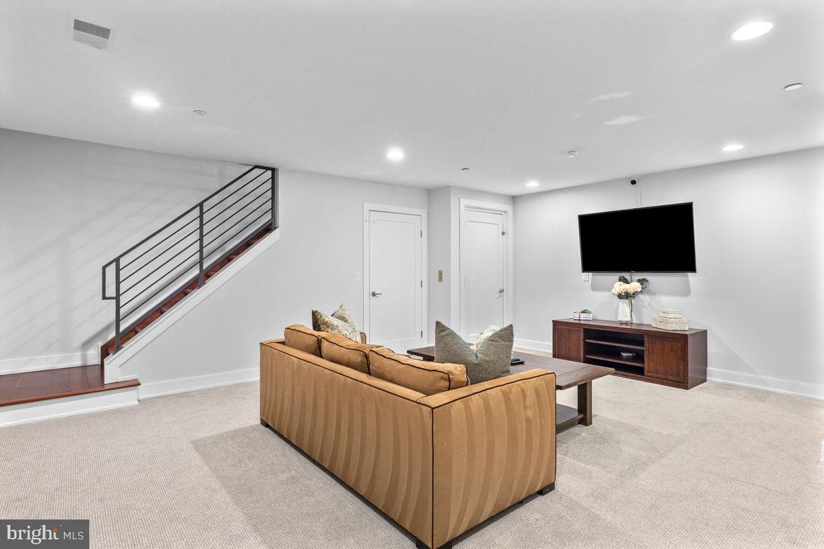 LOGAN SQUARE - Residential