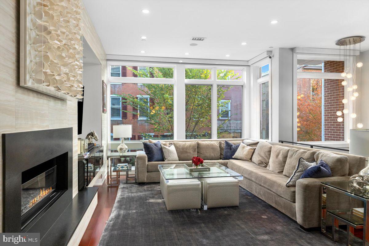 LOGAN SQUARE - Residential