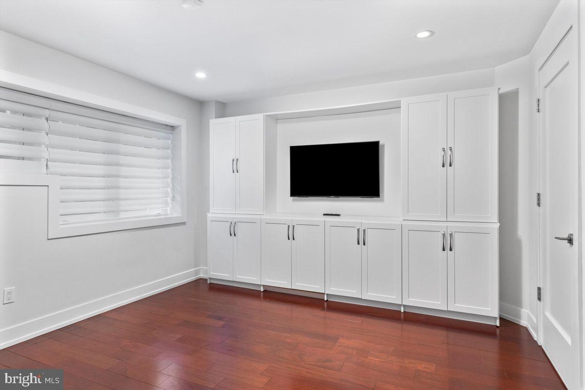 LOGAN SQUARE - Residential