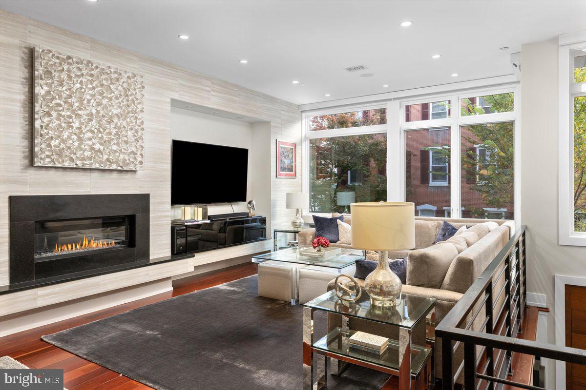 LOGAN SQUARE - Residential