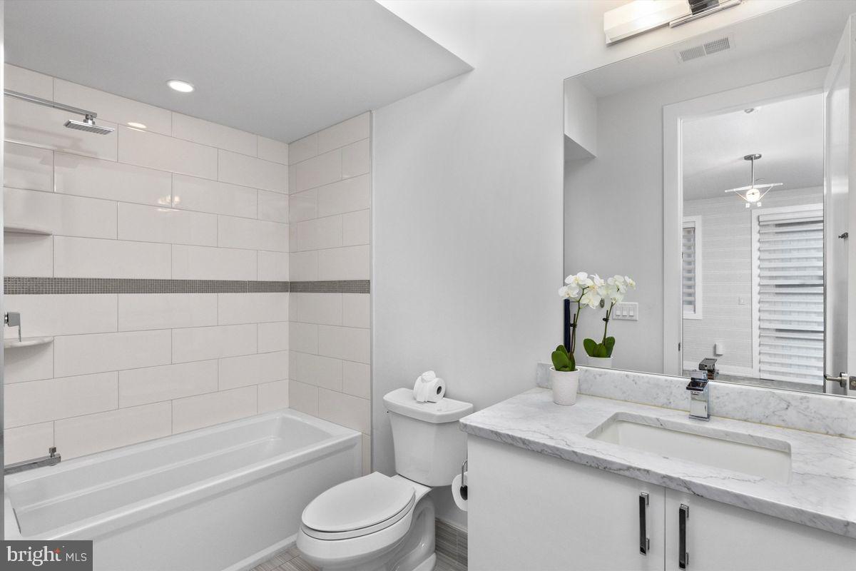 LOGAN SQUARE - Residential