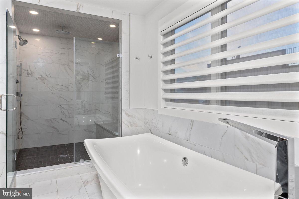 LOGAN SQUARE - Residential