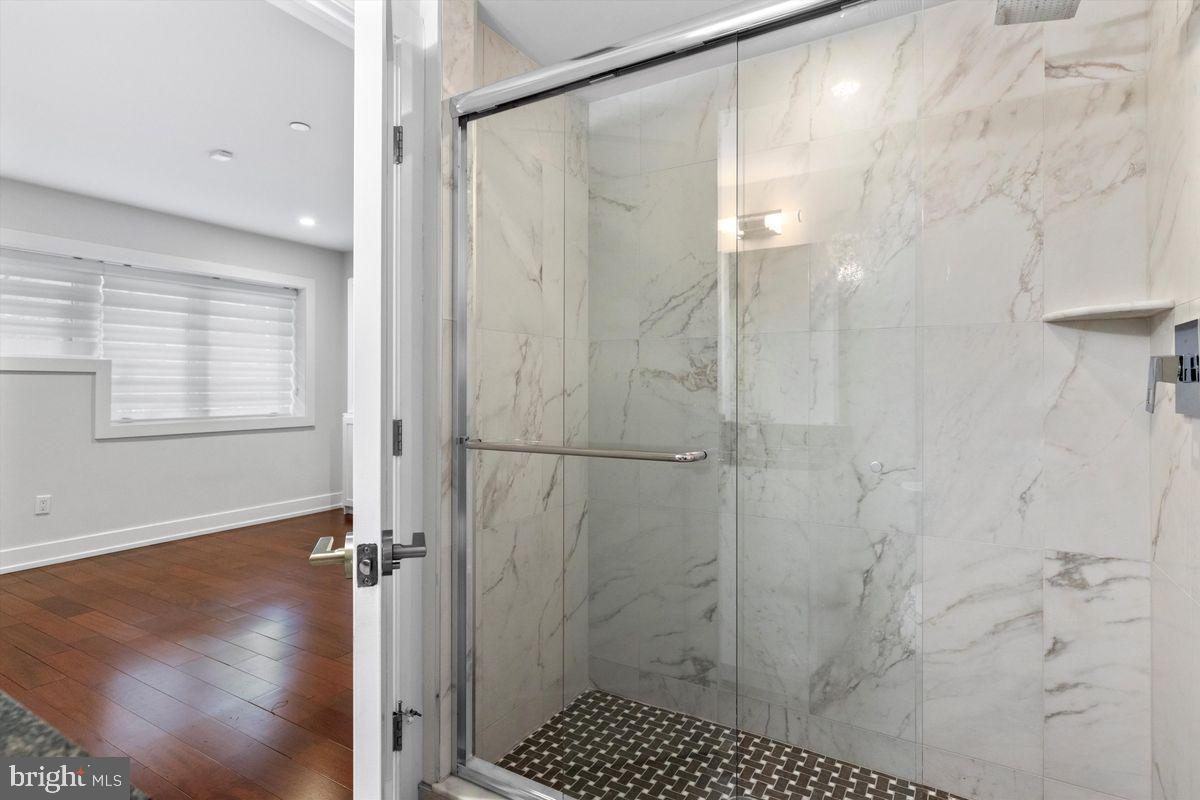 LOGAN SQUARE - Residential