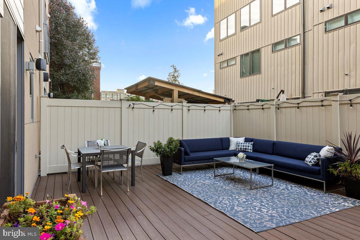 LOGAN SQUARE - Residential